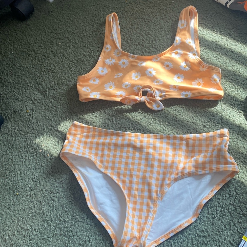 Both are XXL stretchy and great quality and material.